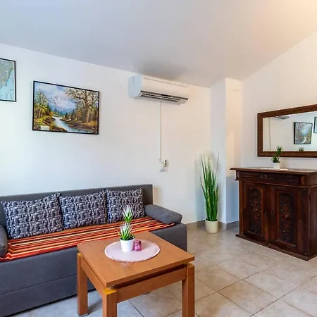 Elegant Versovica With Pool Near Pula By Wiibuk Villa Peruski