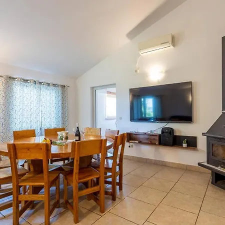 Elegant Versovica With Pool Near Pula By Wiibuk Villa
