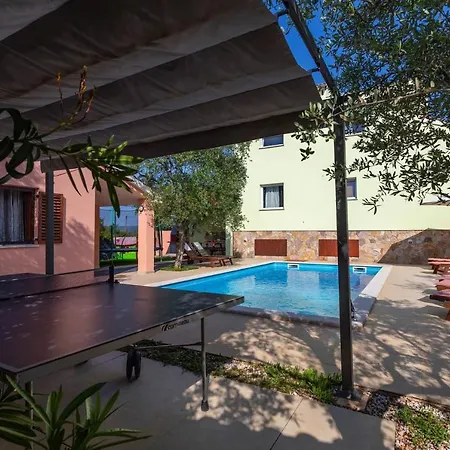 فيلة Elegant Versovica With Pool Near Pula By Wiibuk