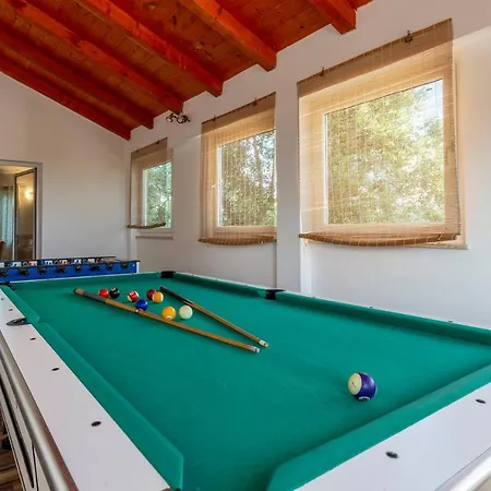 Elegant Versovica With Pool Near Pula By Wiibuk فيلة Peruški