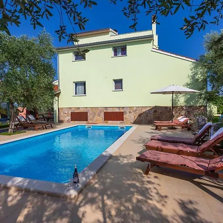 Elegant Versovica With Pool Near Pula By Wiibuk فيلة