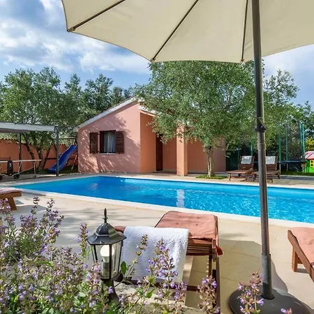 فيلة Elegant Versovica With Pool Near Pula By Wiibuk
