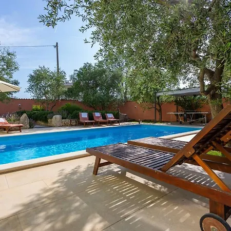 فيلة Elegant Versovica With Pool Near Pula By Wiibuk Peruški