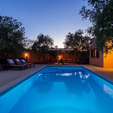 Elegant Versovica With Pool Near Pula By Wiibuk