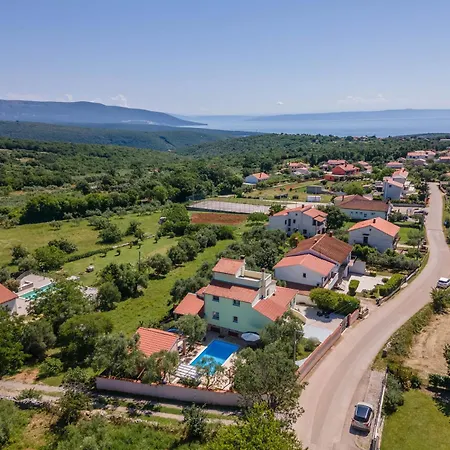 Elegant Versovica With Pool Near Pula By Wiibuk Villa Peruski