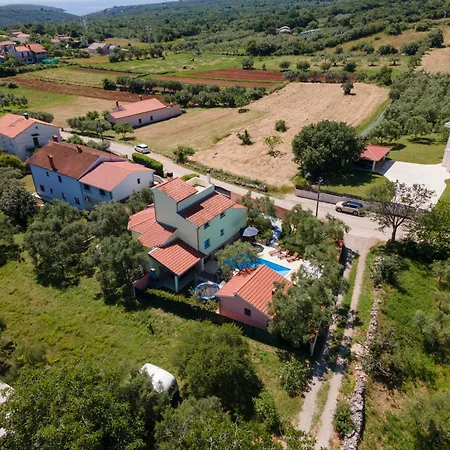 Elegant Versovica With Pool Near Pula By Wiibuk Peruski